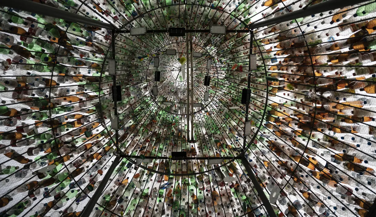 Pemandangan interior pohon Natal yang terbuat dari botol plastik daur ulang i Caracas, Venezuela, Selasa (13/12/2022). Pohon Natal setinggi 10 meter tersebut merupakan proyek yang didukung kantor wali kota Caracas dan masyarakat umum yang berkontribusi dengan mengumpulkan botol dari jalanan. (Yuri CORTEZ / AFP)