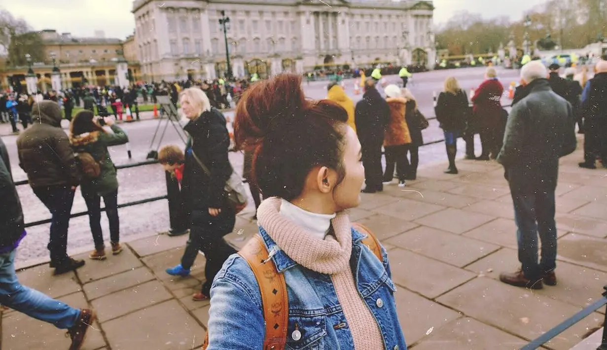 Merupakan hal yang wajar jika Rina menghilang sejenak dari hujatan yang terus berdatangan pasca dirinya melepas hijab. Belum diketahui sampai kapan Rina akan berada di London menikmati liburannya. (Instagram/rinanose16)