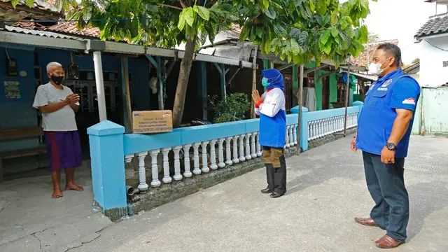 Penyerahan bantuan paket bahan pokok kepada warga kurang mampu