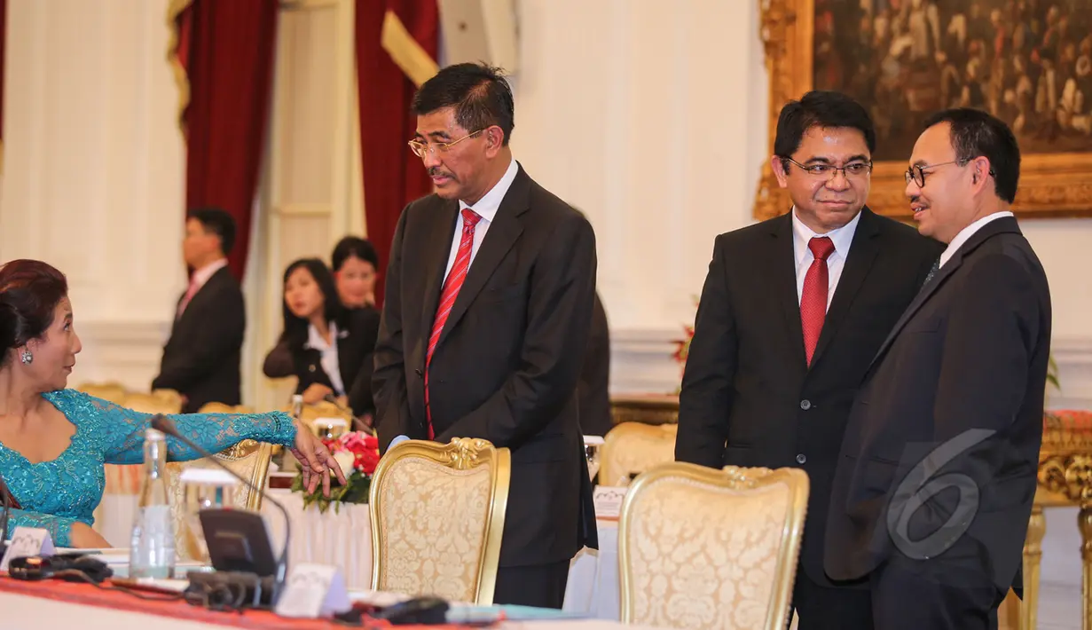 Sejumlah menteri hadir dalam pertemuan antara Presiden Jokowi dengan PM Norwegia, Erna Solberg di Istana Negara, Jakarta, Selasa (14/4/215). Kunjungan PM Norwegia Erna Solberg dalam rangka mempererat hubungan bilateral. (Liputan6.com/Faizal Fanani)