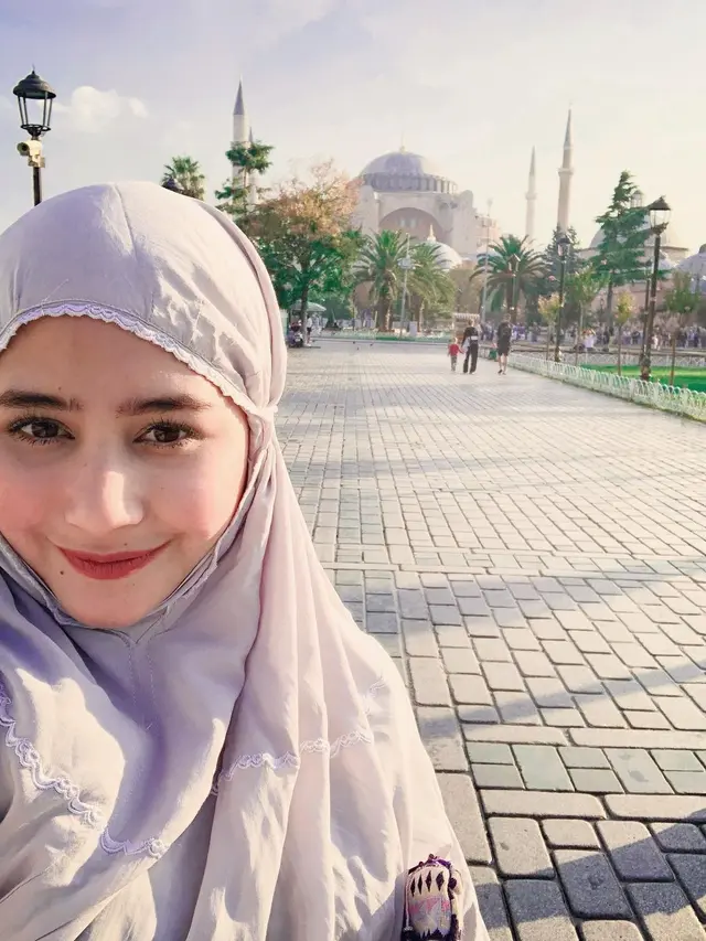 7 Pesona Prilly Latuconsina saat Tampil Berhijab, Curi Perhatian