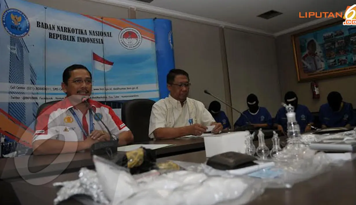 Sumirat menjelaskan kepada wartawan bahwa para tersangka berani mengedarkan barang haram ini karena tergiur keuntungan yang besar dan atas dasar kesetiaan kepada kawan(Liputan6.com/Helmi Fithriansyah) 