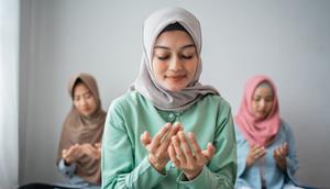 Ilustrasi Muslimah Berdoa Credit: shutterstock.com