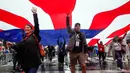 Anggota Wounded Warrior Project membawa bendera besar Amerika Serikat saat berbaris di Fifth Avenue pada parade Hari Veteran di New York, Amerika Serikat, 11 November 2022. Hari Veteran (Veterans Day) adalah hari libur di Amerika Serikat untuk menghormati pria dan wanita yang telah mengabdikan diri kepada Angkatan Bersenjata Amerika Serikat. (AP Photo/Mary Altaffer)