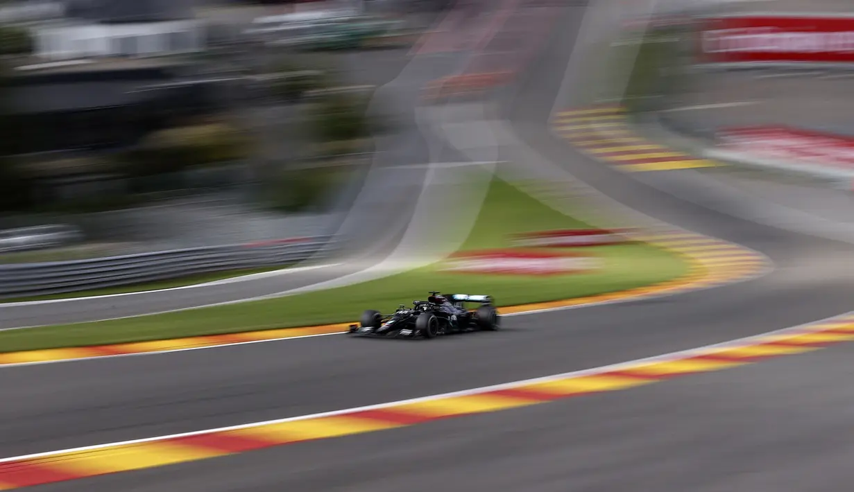 Pembalap Mercedes Lewis Hamilton mengemudikan mobilnya selama Formula 1 Grand Prix di Spa-Francorchamps, Spa, Belgia, Minggu (30/8/2020). Lewis Hamilton menempati posisi pertama disusul pembalap Mercedes Valtteri Bottas serta pembalap Red Bull Max Verstappen. (Lars Baron, Pool via AP)