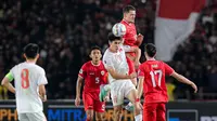 Bek Timnas Indonesia, Justin Hubner (tengah atas) berduel udara dengan striker Vietnam, Nham Manh Dung pada laga Grup F kualifikasi Piala Dunia 2026 Zona Asia di Stadion Utama Gelora Bung Karno (SUGBK), Senayan, Jakarta, Kamis (21/3/2024). (Bola.com/Bagaskara Lazuardi)