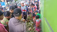 Warga di Jalan Palem Raya, Kecamatan Cibodas, Kota Tangerang, Banten masih mengantre panjang untuk membeli gas elpiji 3 kg. Padahal Presiden Prabowo sudah memberikan izin pengecer menjual lagi gas melon bersubsidi tersebut. (Liputan6.com/Pramita Tristiawati)