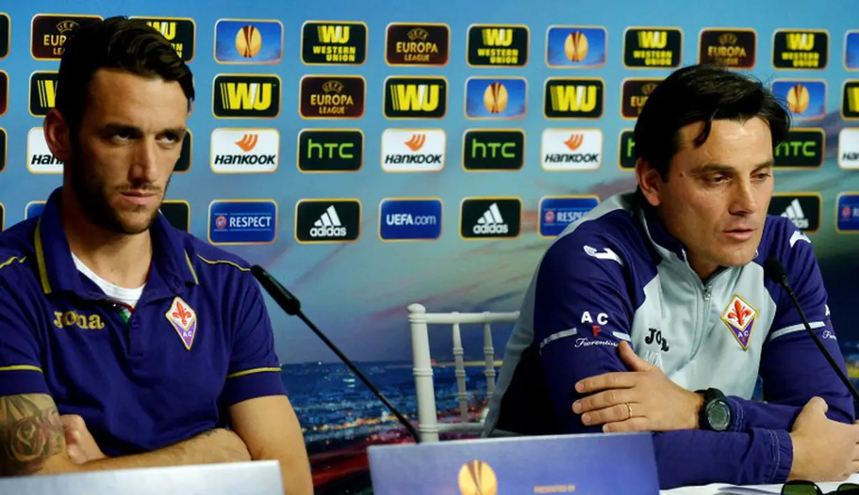 Pelatih Fiorentina, Vicenzo Montella yang didampingi pemainnya menggelar konferensi pers jelang pertandingan melawan Dynamo Kiev pada leg ke-2 perempatfinal European League, Kamis (23/4/2015). (AFP)