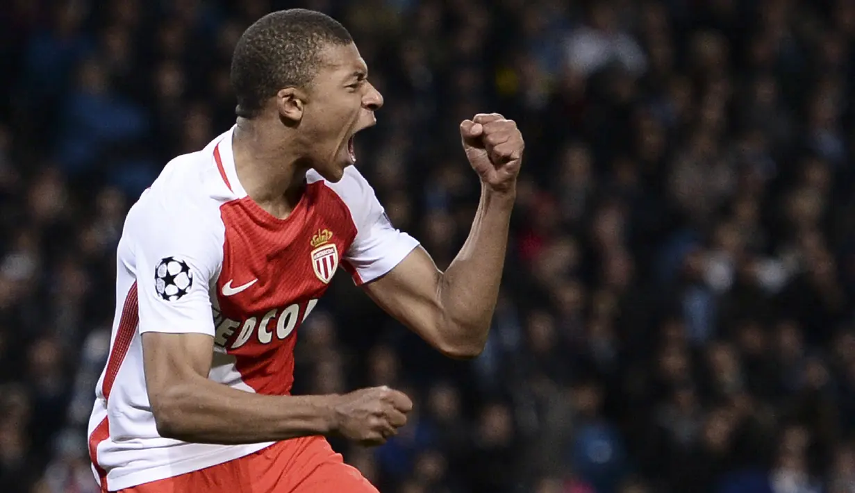 Kylian Mbappe menjadi pemain termuda yang masuk nominasi penghargaan Ballon d'Or tahun 2017. Saat itu dirinya berumur 18 tahun 353 hari. Mbappe berhasil tampil apik bersama AS Monaco dan berhasil menyabet gelar Liga Prancis musim 2016/2017. (Foto: AFP/Oli Scarff)