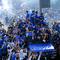 Tim dan ofisial Persib Bandung menyapa warga saat konvoi juara BRI Super League 2025/2026 di Bandung, Jawa Barat, Minggu (24/5/2026). (Bola.com/Bagaskara Lazuardi)