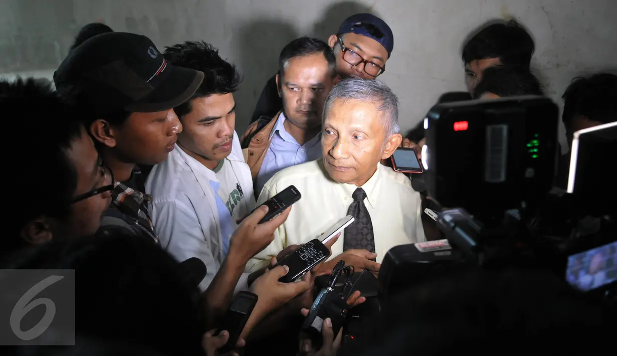Ketua Dewan Kehormatan PAN Amien Rais memberikan keterangan pers saat mendatangi Mahkamah Kehormatan Dewan (MKD) DPR, Jakarta, Senin (14/12/2015). Kedatangan Amien guna mendukung pembentukan Pansus Angket Freeport DPR. (Liputan6.com/Johan Tallo) 