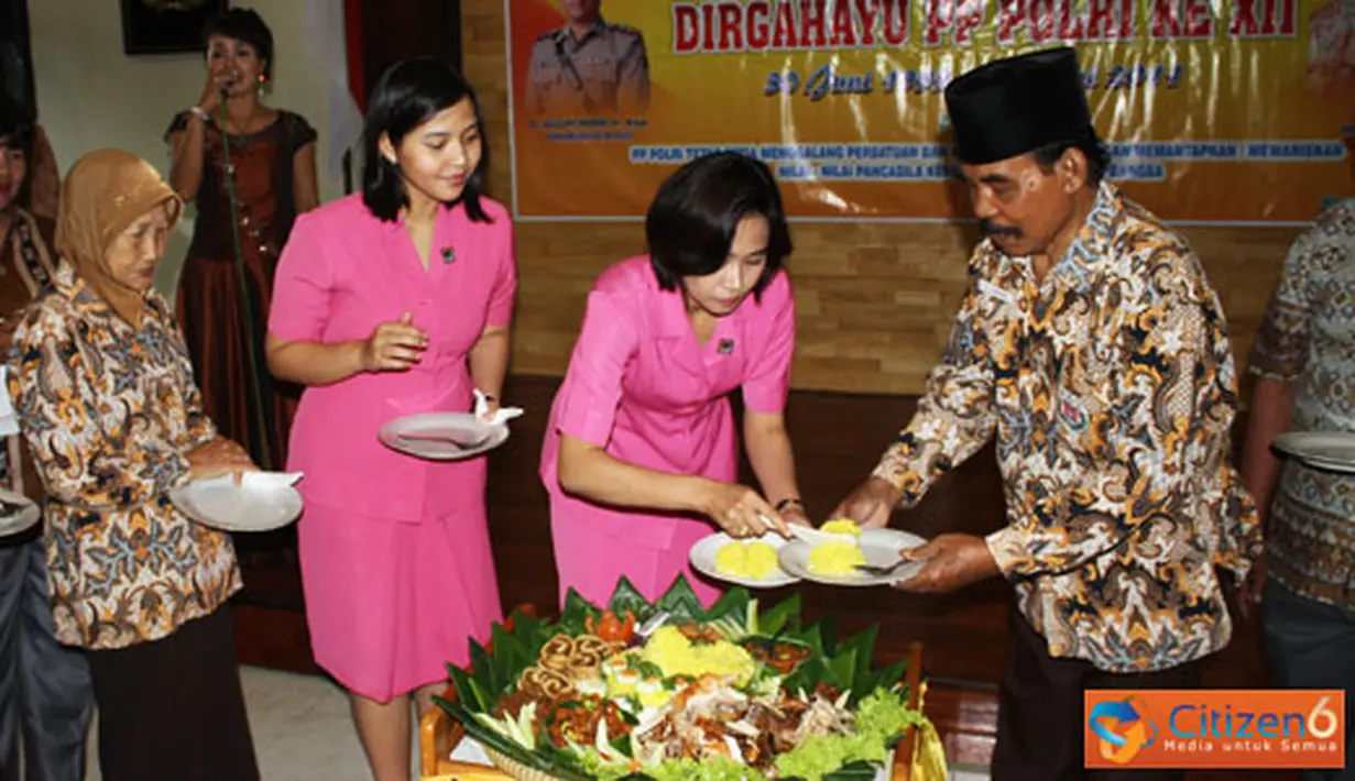 Citizen6, Kendal: Ketua PP Polri Pusat Jendral Purnawirawan Roesmanhadi menyampaikan, organisasi masyarakat atau Ormas, PP Polri di usia keduabelas ini harus meningkatkan konsolidasi dan komunikasi dengan seluruh elemen bangsa.(Pengirim: Aryo Widiyanto)
