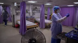 Dokter Palestina mengenakan pakaian pelindung saat mereka bekerja di ruang gawat darurat Rumah Sakit al-Quds di Kota Gaza, 7 September 2020. Lusinan petugas kesehatan garis depan telah terinfeksi COVID-19, memberikan pukulan baru ke rumah sakit yang kelebihan beban. (AP Photo/Khalil Hamra)