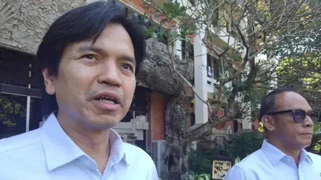 Ketua Harian PB AI, Harlin E Rahardjo (Kiri) dan Ketua Pengprov Akuatik Indonesia Bali, Komang Takuaki Banuartha