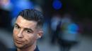 Pemain Timnas Portugal, Cristiano Ronaldo memberikan keterangan kepada awak media saat tiba di hotel tempat menginap jelang Euro 2024 di Harsewinkel, Jerman, Rabu (13/06/2024) waktu setempat. (AFP/Patricia De Melo Moreira)