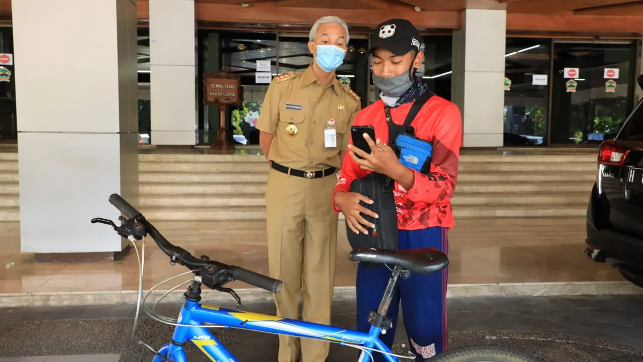 Gubernur Ganjar Pranowo saat menemui Aris pelajar SMK yang nekat bersepeda Banyumas-Semarang demi memastikan bentuk wajahnya mirip ayahnya. (Foto: Liputan6.com/Felek Wahyu)