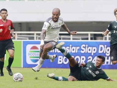Pemain Persib Bandung, David da Silva, berusaha melewati pemain Persikabo 1973 pada laga uji coba di Stadion Pakansari, Bogor, Minggu (27/11/2022). (Bola.com/M iqbal Ichsan)