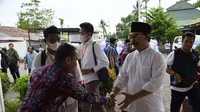 Adhyaksa Dault Mantan Menpora menggunakan peci hitam saat datang ke KPU Provinsi Gorontalo. Dok.KPU (Arfandi Ibrahim/Liputan6.com)