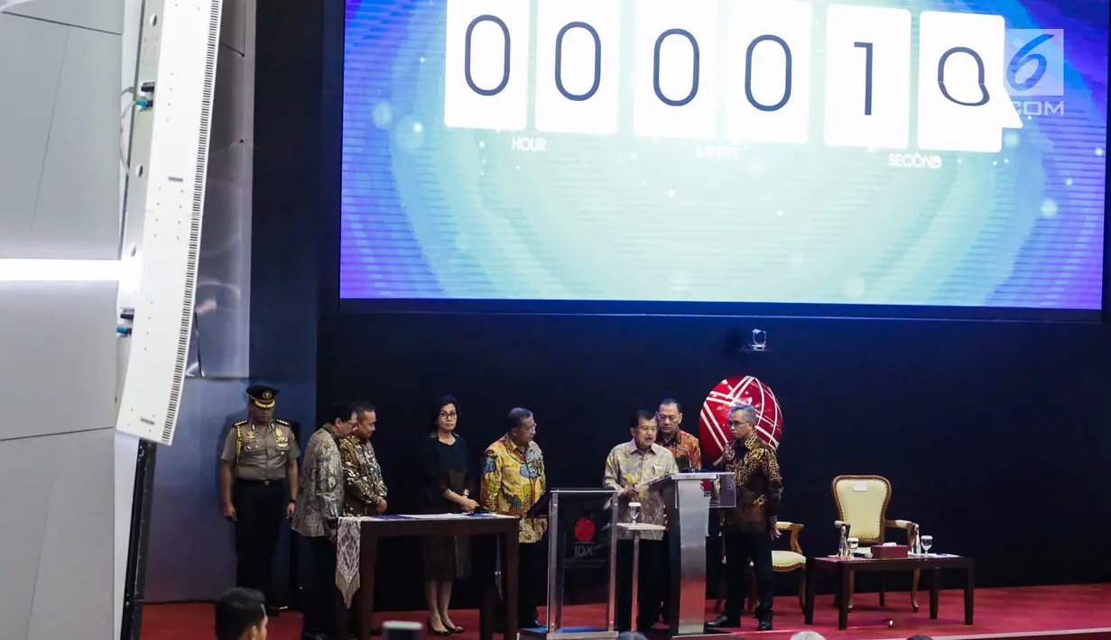 Wakil Presiden Jusuf Kalla bersama sejumalh menteri melakukan hitung mundur saat pembukaan perdagangan saham 2018 di Gedung Bursa Efek Indonesia, Jakarta, Selasa (2/1). (Liputan6.com/Faizal Fanani)