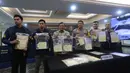 Direktur Kriminal Umum Polda Metro Jaya Kombes Iman Iman mengatakan pihaknya telah menerima 199 pengaduan dan 8 laporan dalam bentuk laporan polisi sehingga saat ini terdapat 207 permasalahan perkara yang menyangkut dengan wedding organizer ini.  Tampak dalam foto, Direktur Kriminal Umum Polda Metro Jaya Kombes Iman Imanuddin (ketiga kiri) bersama Kabid Humas Polda Metro Jaya Bhudi Hermanto (ketiga kanan) menunjukkan barang bukti kasus penipuan yang dilakukan Ayu Puspita, pemilik Wedding Organizer by Ayu Puspita, di Gedung Ditreskrimum Polda Metro Jaya, Sabtu (13/12/2025). (Kapanlagi.com/Budy Santoso)