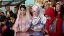 Kahiyang Ayu mengikuti prosesi pemberian marga dengan Manortor atau menari Tortor di rumah Pamannya Bobby Nasution di Medan, Selasa (21/11). Putri Presiden Jokowi, Kahiyang Ayu diberi Boru Siregar. (Liputan6.com/JohanTallo)