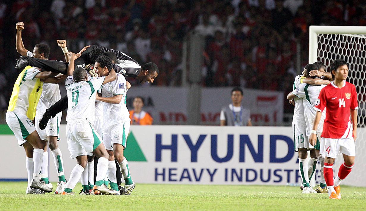 Skor imbang pupus seketika pada menit ke-87. Ismend Sofyan yang masuk pada babak kedua melakukan pelanggaran fatal yang berbuah tendangan di area 16 pertahanan Indonesia. Arab Saudi yang unggul postur mampu memanfaatkan situasi ini lewat sundulan Saad Al-Harthi dan membuat skor menjadi 2-1. (AFP/Adek Berry)