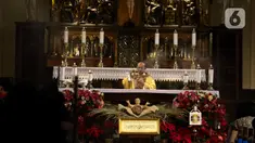 Umat Katolik melaksanakan Misa Malam Natal di Gereja Katedral, Jakarta, Minggu (24/12/2023). Tema Natal yang diusung Gereja Katedral Jakarta tahun ini adalah 'Kemuliaan kepada Allah dan Damai Sejahtera di Bumi'. (Liputan6.com/Herman Zakharia)