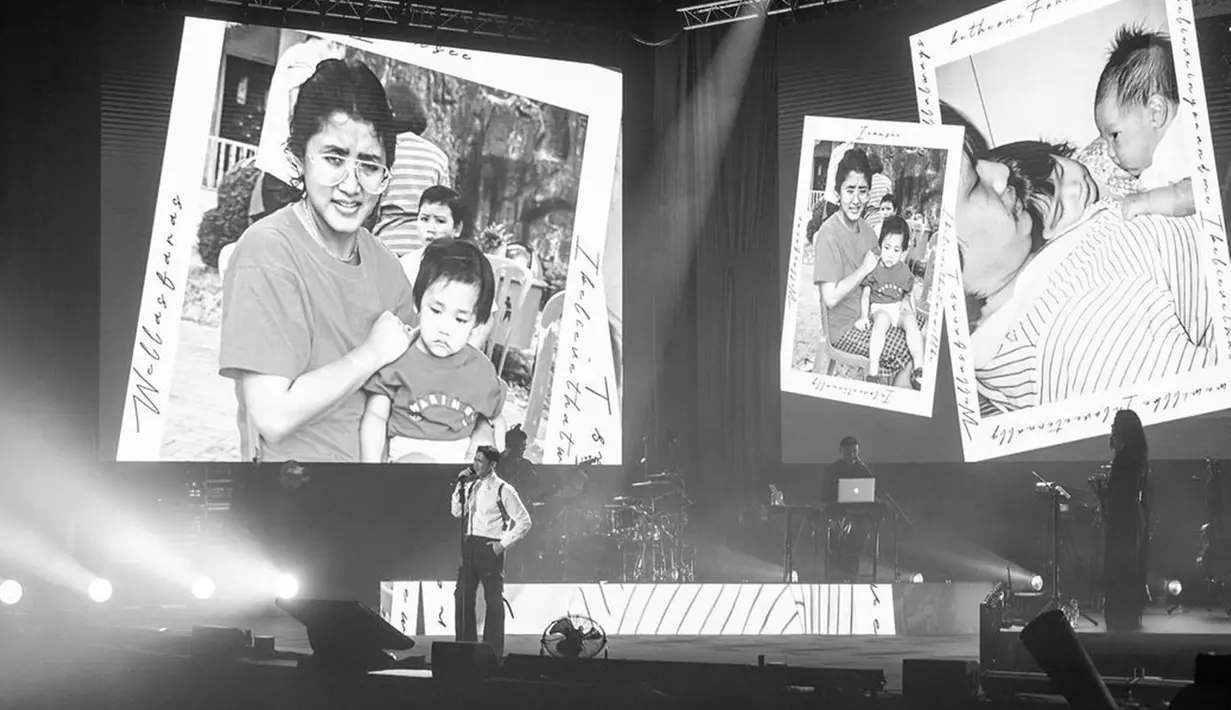 Bahkan, Afgan juga turut mengunggah foto bernuansa hitam putih yang memperlihatkan foto masa kecilnya bersama sang ibu. Potret masa kecil pelantun lagu Sadis ini berhasil mencuri perhatian banyak netizen. (Liputan6.com/IG/@afgan__)
