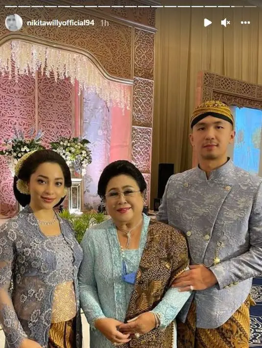 Kebaya bernuansa biru ini terlihat sangat elegan dengan model kutu baru.