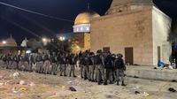 Pasukan keamanan Israel terlihat saat mereka memasuki Masjid Al-Aqsa di Yerusalem, mengintervensi jamaah Muslim dengan granat setrum selama salat pada 7 Mei 2021. (Mostafa Alkharouf - Anadolu Agency)