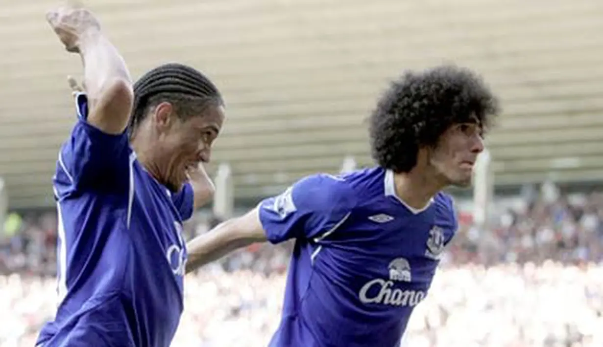 Everton's Marouane Fellaini celebrates after scoring a goal against Sunderland with teammate Steven Pienaar during their EPL football match at the Stadium of Light on May 3, 2009. AFP PHOTO/GRAHAM STUART