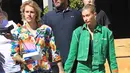 Hailey Baldwin dan Justin Bieber terlihat santai. Justin memakai kemeja hawa dengan jean pendek. Semenara Hailey menggunakan rok denim hijau yang matching dengan atasannya. (SPLASHNEWS COM/HollywoodLife)