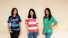 Jersey baru Madura United terdiri dari tiga corak yaitu Merah Putih (Jersey Utama), Biru Hitam (Jersey Kedua) dan Hijau untuk Jersey ketiga saat peluncuran di Hotel Century, Jakarta, Rabu (25/1/2017). (Bola.com/Nicklas Hanoatubun)