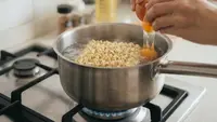 7 Cara agar Telur Tidak Menempel di Panci Ketika Direbus Bersama Mi Instan