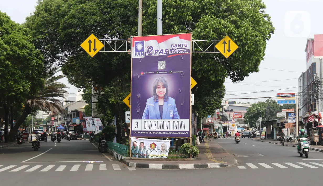 Alat peraga kampanye (APK) mulai memenuhi ruang publik sejak 28 November 2023, saat dimulainya masa kampanye Pemilu 2024. (Liputan6.com/Herman Zakharia)