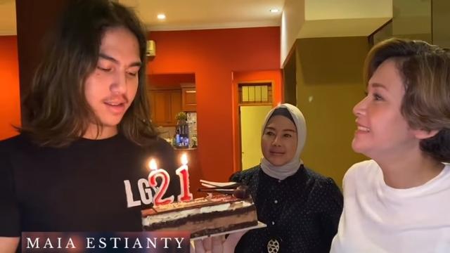 6 Momen Maia Estianty Beri Kejutan El Rumi Saat Ulang Tahun Ke 21 Surabaya Liputan6 Com