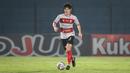 Madura United FC kembali menceoret beberapa pemain andalannya, salah satunya Kim Jin-sung. Pemain asal Korea Selatan tersebut dikabarkan akan segera merapat ke PS Barito Putera. (Bola.com/Bagaskara Lazuardi)