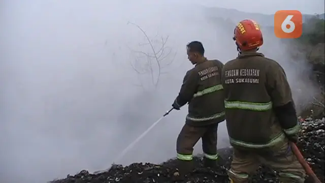 Tim Damkar Kota Sukabumi berjibaku memadamkan api di TPA Cikundul Kota Sukabumi (Liputan6.com/Fira Syahrin).