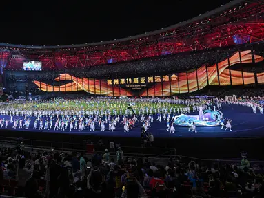 Kemeriahan upacara penutupan Asian Games 2022 yang berlangsung di Hangzhou Olympic Sports Centre Stadium, Hangzhou, China pada Minggu (08/10/2023). (AFP/Jung Yeon-je)