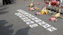 Tulisan #selamatkan kendeng terpampang saat aksi di depan Istana Negara, Jakarta, Kamis (2/8). Dalam aksinya, mereka melakukan tradisi Brokohan memperingati pertemuan mereka dengan Presiden Jokowi. (Liputan6.com/Helmi Fithriansyah)