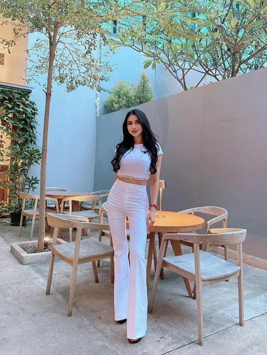 Tak disangka, di usia 39 tahun, Bebizie masih terlalu cantik dan memesona. Dia pun tuai pujian. (FOTO: instagram.com/bebizie/)