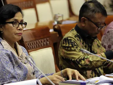 Menteri Keuangan Sri Mulyani Indrawati mengikuti rapat kerja (Raker) dengan Komisi XI DPR RI di Kompleks Parlemen Senayan, Jakarta, Kamis (29/9). (Liputan6.com/Johan Tallo)