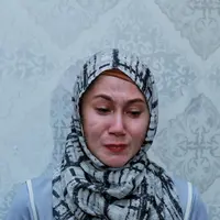 Artis senior Marini Zumarnis tak kuasa menahan air matanya saat menceritakan sosok ayahnya. Begitu banyak kenangan bersama dengan ayahnya. Ia juga tidak mendapatkan firasat sebelum ayahnya meninggal.  (Adrian Putra/Bintang.com)