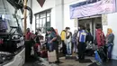 Calon penumpang membawa barang saat menaiki salah satu bus AKAP di Terminal Jatijajar, Depok, Jawa Barat, Minggu (16/4/2023). (merdeka.com/Iqbal S Nugroho)