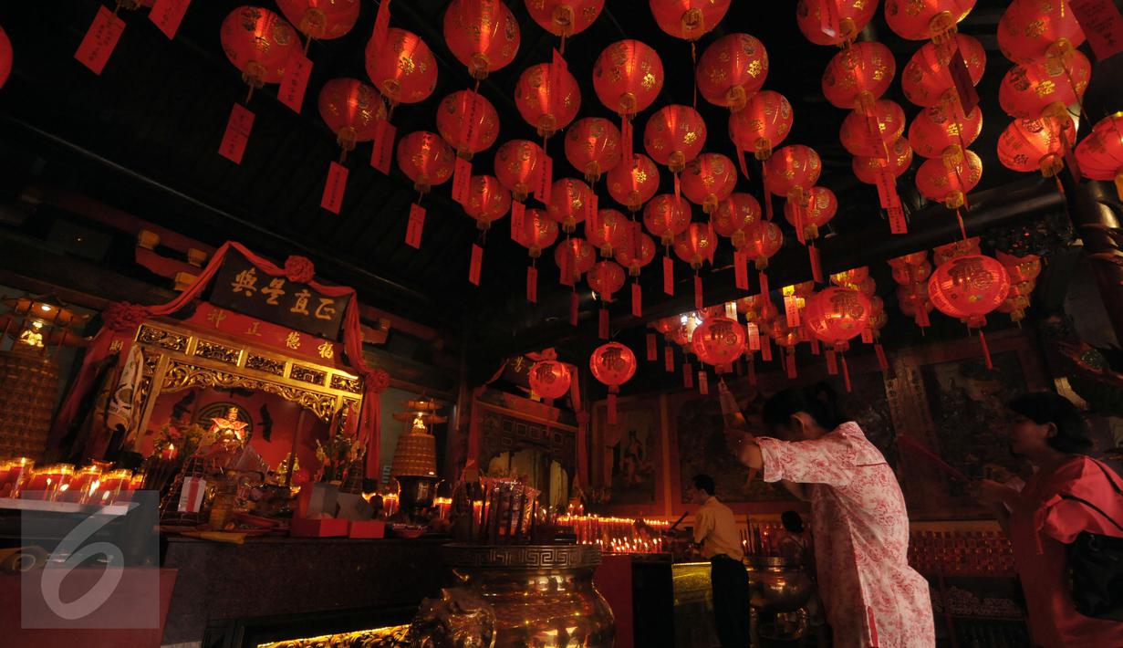 Umat Tionghoa melakukan sembahyang saat Tahun Baru Imlek 2567 di dalam Vihara Dhanagun, Bogor, Senin (8/2/2016). Vihara yang juga disebut sebagai Hok Tek Bio merupakan klenteng tertua yang ada di Kota Bogor, Jawa Barat. (Liputan6.com/Helmi Fithriansyah)