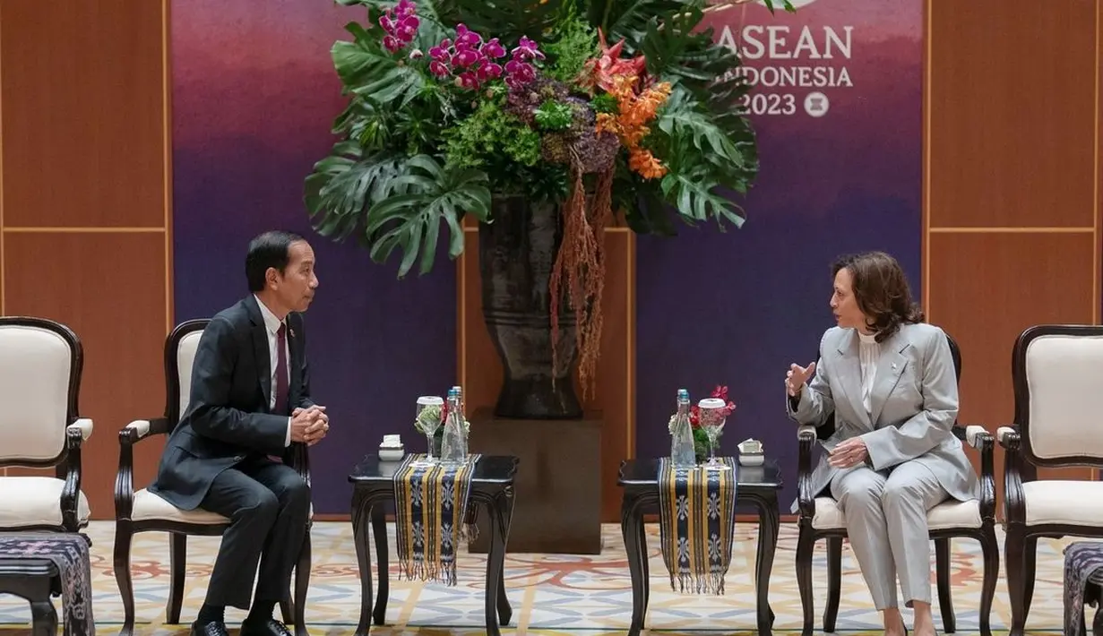 Tentu momennya berbincang dengan Presiden Jokowi juga diabadikan di akun Instagram Kamala Harris. Duduk bersebelahan, Kamala Harris tampil elegan dengan blazer dan celana panjang abu-abu, dikombinasikan dengan blouse putih yang menawan. [Foto: Instagram/vp]