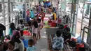 Warga korban banjir mengungsi di Halte Transjakarta Jembatan Baru, Cengkareng, Jakarta, Jumat (3/1/2020). Lansia dan anak-anak ikut mengungsi di Halte Transjakarta Jembatan Baru karena rumah mereka masih terendam banjir. (Liputan6.com/Angga Yuniar)