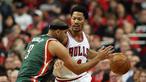 Derrick Rose (kanan) berusaha melepaskan diri dari kawalan ketat Jared Dudley (kiri) (Jerry Lai-USA TODAY Sports)