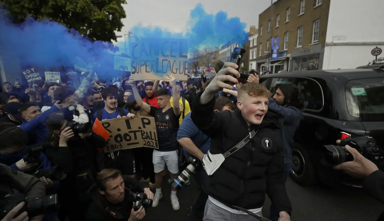 Fans Chelsea melakukan aksi protes menentang keputusan Chelsea ikut serta dalam pembentukan Liga Super Eropa di luar Stadion Stamford Bridge, London, Inggris, Selasa (20/4/2021). Usulan 12 klub membentuk Liga Super Eropa memicu kemarahan dan kecaman hingga humor dan sarkasme. (AP Photo/Matt Dunham)