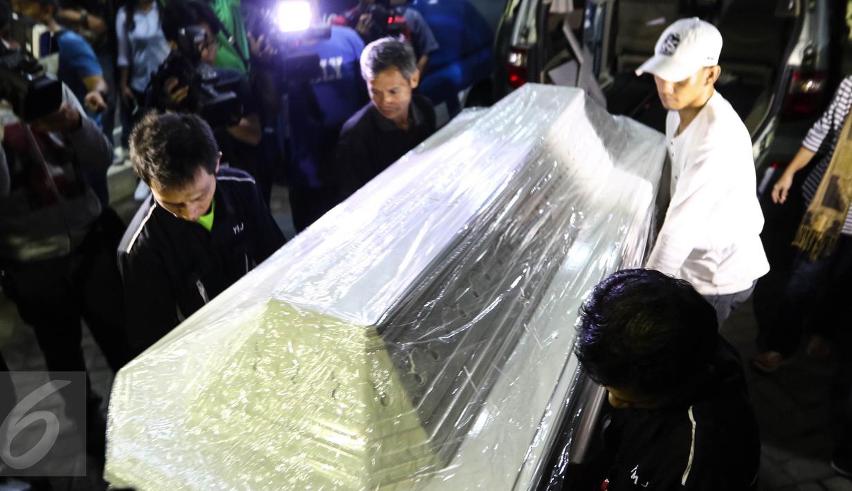 Peti jenazah berwarna putih yang akan membawa jenazah Mike Mohede tiba di RS Premiere Bintaro, Tangerang Selatan, Minggu (31/7). Mike Mohede merupakan penyanyi jebolan ajang pencari bakat. (Liputan6.com/Fery Pradolo)